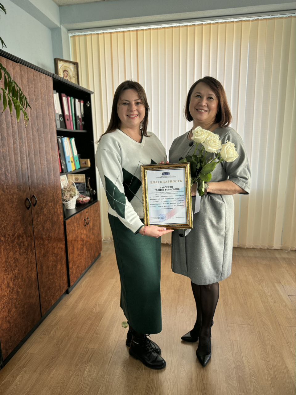 Галина Дуброва: Ко Дню работника налоговых органов России поздравила заместителя руководителя УФНС России по Луганской Народной Республике Галину Борисовну Геворкян и вручила ей благодарность от Народного Совета ЛНР