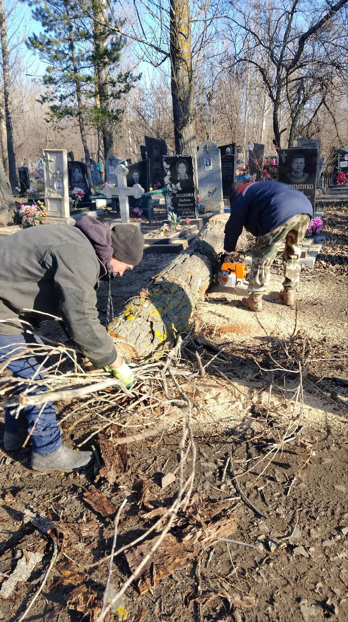 Безопасность и благоустройство кладбищ в Ровеньках: коммунальные службы в действии Безопасность и благоустройство кладбищ в Ровеньках: коммунальные службы в действии