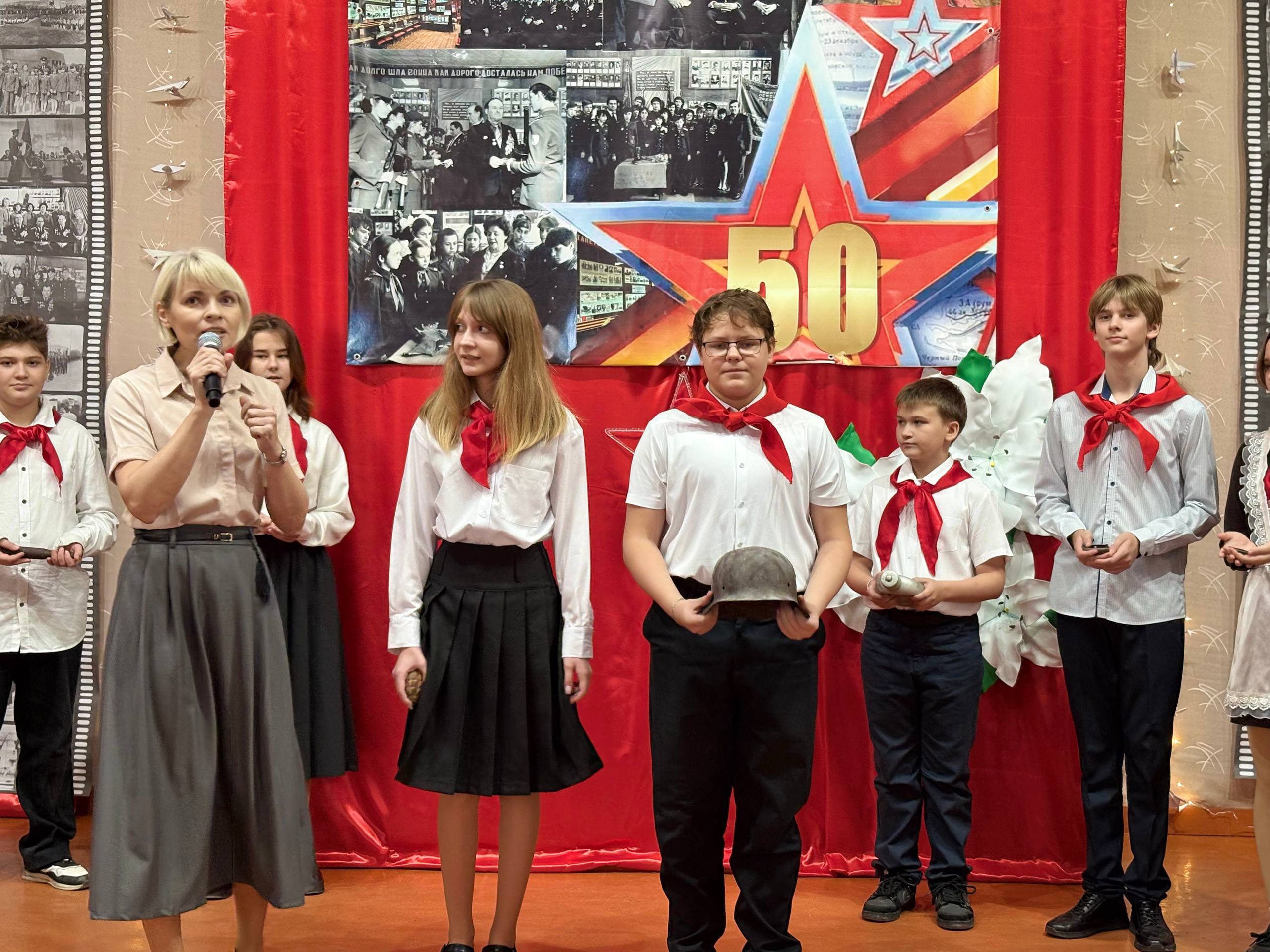 Сергей Соловьев: Сегодня в Краснолучской гимназии №1 имени Лилии Литвяк царила праздничная и торжественная атмосфера Сергей Соловьев: Сегодня в Краснолучской гимназии №1 имени Лилии Литвяк царила праздничная и торжественная атмосфера