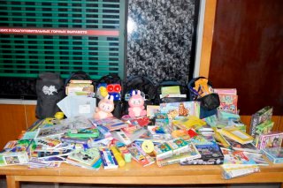 В Красном Луче «Коробка храбрости» пополнилась новыми игрушками В Красном Луче «Коробка храбрости» пополнилась новыми игрушками