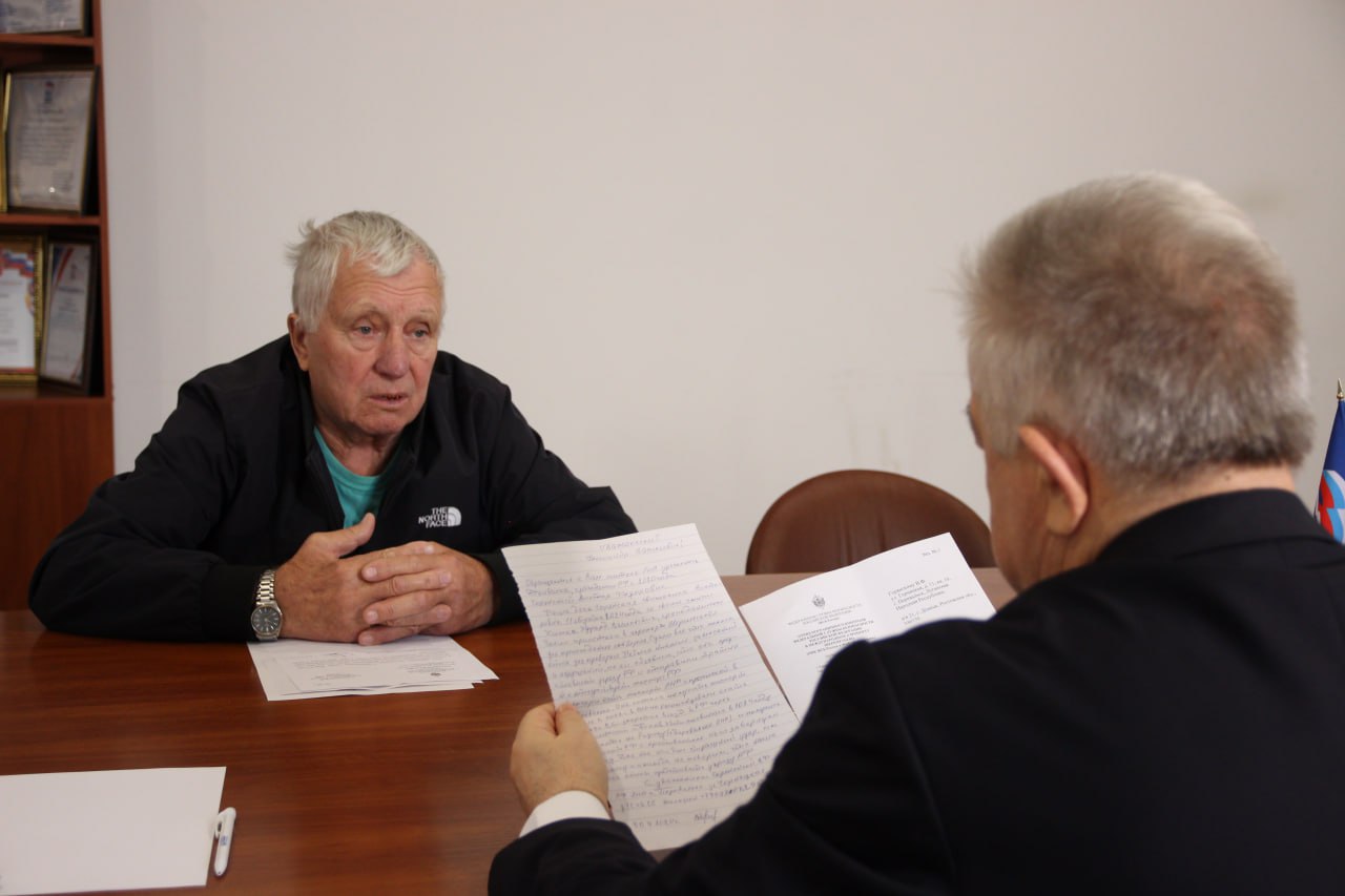 Депутат Госдумы Виктор Водолацкий провел прием граждан по личным вопросам в Луганске Депутат Госдумы Виктор Водолацкий провел прием граждан по личным вопросам в Луганске