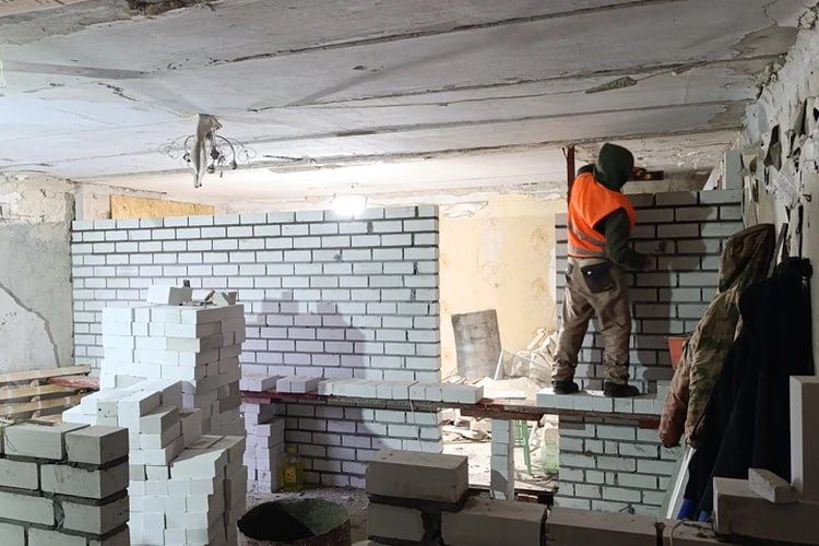 Восстановили почти на 90%: Шеф-регион продолжает ремонт многоквартирного дома в городе Золотое-5 Восстановили почти на 90%: Шеф-регион продолжает ремонт многоквартирного дома в городе Золотое-5