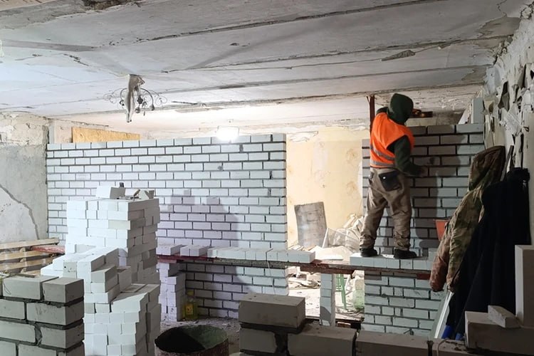 Восстановили почти на 90%: Шеф-регион продолжает ремонт многоквартирного дома в городе Золотое-5 Восстановили почти на 90%: Шеф-регион продолжает ремонт многоквартирного дома в городе Золотое-5