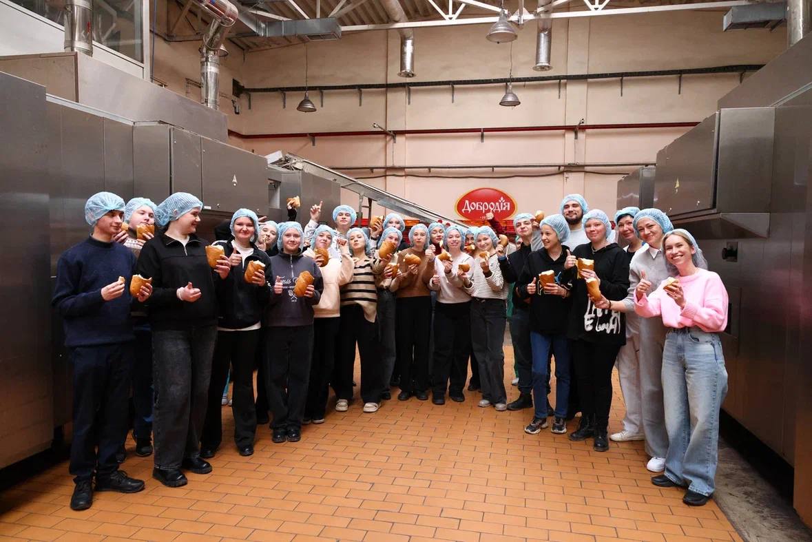 ХЛЕБ, ТЕХНОЛОГИИ И ТРУД!. Благодаря поддержке Председателя Народного Совета ЛНР Дениса Мирошниченко и содействию заместителя Председателя НС ЛНР Дениса Колесникова совместно с председателем наблюдательного совета предприятия... ХЛЕБ, ТЕХНОЛОГИИ И ТРУД!. Благодаря поддержке Председателя Народного Совета ЛНР Дениса Мирошниченко и содействию заместителя Председателя НС ЛНР Дениса Колесникова совместно с председателем наблюдательного совета предприятия...