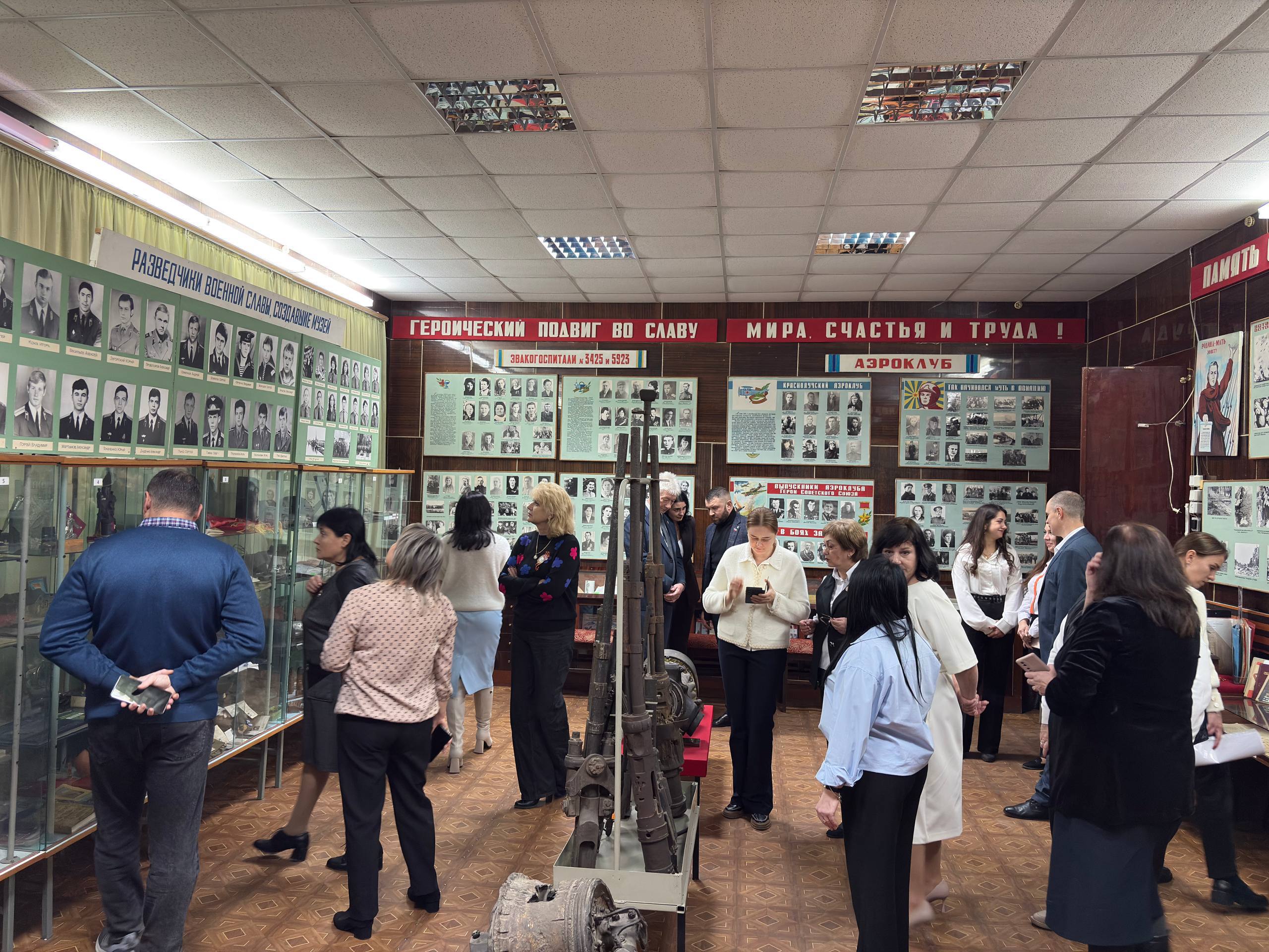 Сергей Соловьев: Сегодня в Краснолучской гимназии №1 имени Лилии Литвяк царила праздничная и торжественная атмосфера Сергей Соловьев: Сегодня в Краснолучской гимназии №1 имени Лилии Литвяк царила праздничная и торжественная атмосфера