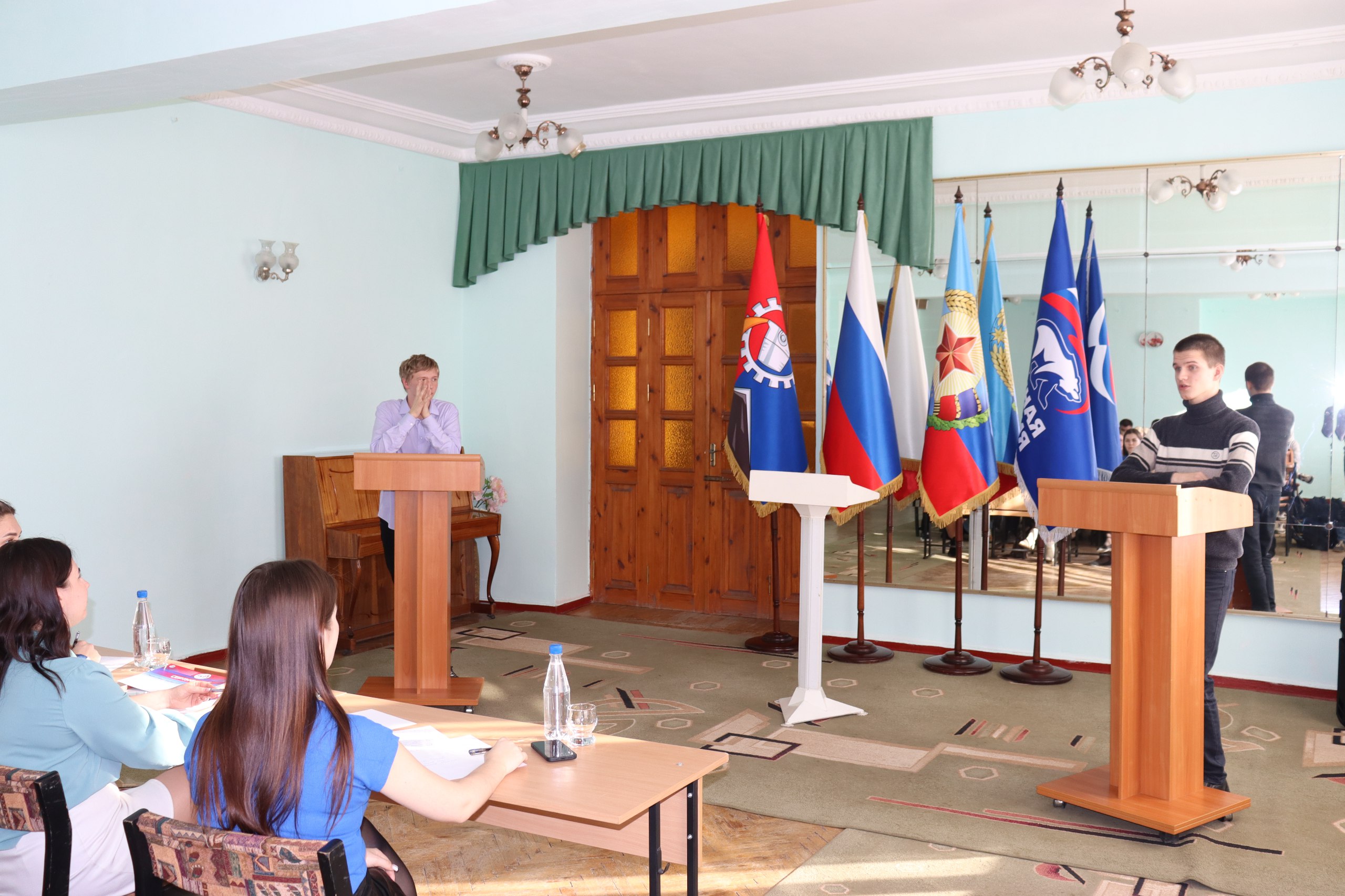 Дебаты молодежи: в Стаханове обсудили ценность высшего образования Дебаты молодежи: в Стаханове обсудили ценность высшего образования