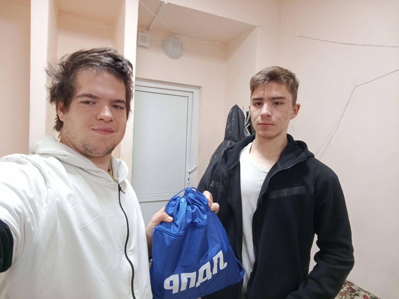 ДИАЛОГ С ЖИТЕЛЯМИ. Активист Луганского РО ЛДПР Дмитрий продолжает информационную кампанию и проводит встречи с жителями Луганска ДИАЛОГ С ЖИТЕЛЯМИ. Активист Луганского РО ЛДПР Дмитрий продолжает информационную кампанию и проводит встречи с жителями Луганска