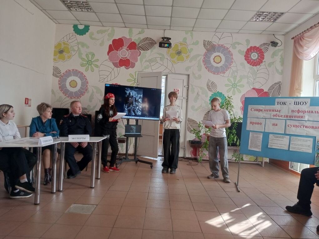 Сегодня в Пролетарском Доме культуры совместно с ГБОУ ЛНР «Пролетарский УВК им. О. В. Кошевого» прошло ток- шоу «Современные неформальные объединения: право на существование»