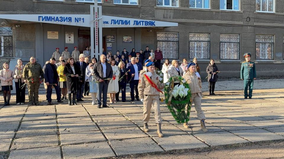 Не каждый город может похвастаться таким музеем, какой есть в Краснолучской гимназии № 1 им. Героя Советского Союза Л.Литвяк. Пятьдесят лет назад, благодаря учителю истории Валентине Ващенко и ее воспитанникам – отряду...
