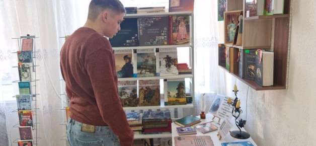 В Славяносербской центральной библиотеке состоялся Литературный час «Поэт Невского проспекта»