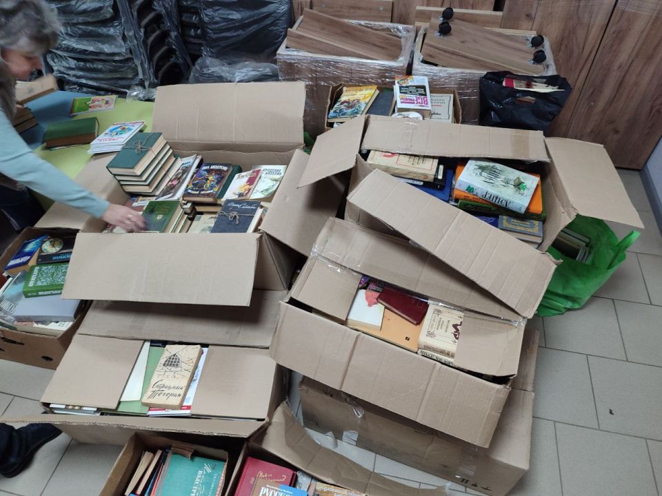 Библиотека Кременной пополнилась новыми книгами Библиотека Кременной пополнилась новыми книгами