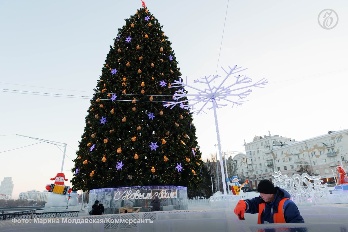В Историческом сквере Екатеринбурга приступили к возведению ледового городка, сообщили в городской администрации