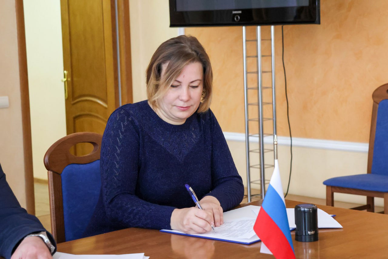 Сегодня состоялось подписание трёхстороннего соглашения между Министерством культуры ЛНР, Централизованной библиотечной системой Первомайска и победителем конкурсного отбора программы «Земский работник культуры» Сергеем... Сегодня состоялось подписание трёхстороннего соглашения между Министерством культуры ЛНР, Централизованной библиотечной системой Первомайска и победителем конкурсного отбора программы «Земский работник культуры» Сергеем...