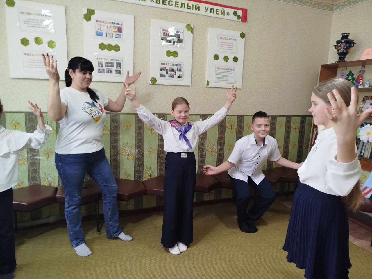 В Лутугинском Доме детского и юношеского творчества прошло занятие ко Дню Матери В Лутугинском Доме детского и юношеского творчества прошло занятие ко Дню Матери