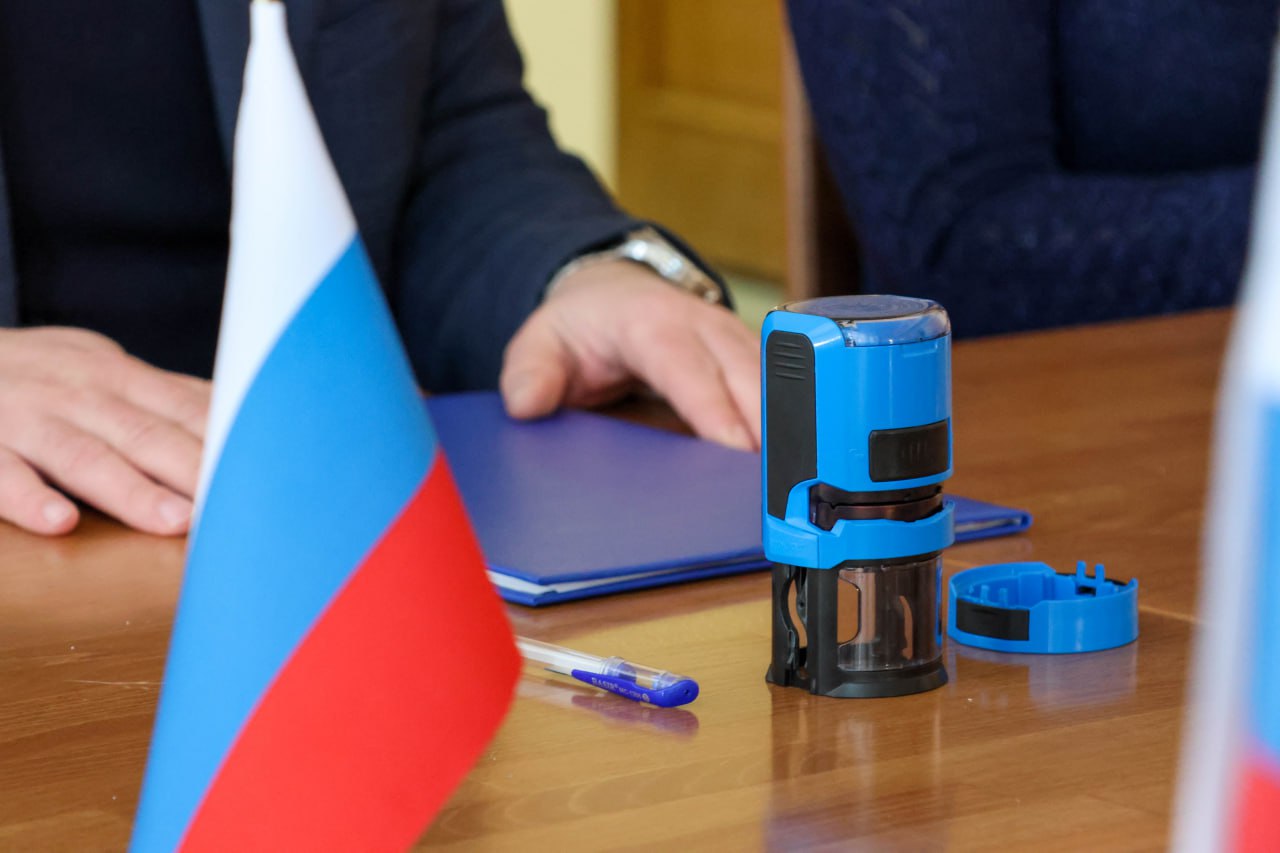 Сегодня состоялось подписание трёхстороннего соглашения между Министерством культуры ЛНР, Централизованной библиотечной системой Первомайска и победителем конкурсного отбора программы «Земский работник культуры» Сергеем... Сегодня состоялось подписание трёхстороннего соглашения между Министерством культуры ЛНР, Централизованной библиотечной системой Первомайска и победителем конкурсного отбора программы «Земский работник культуры» Сергеем...