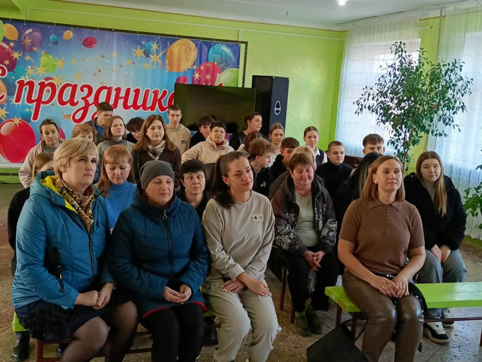 Сегодня в посёлках городского типа Пролетарский, Новодарьевка и Ясеновский сотрудниками МЧС была проведена профилактическая беседа с жителями о правилах пожарной безопасности в осенне-зимний период и профилактике недопущения... Сегодня в посёлках городского типа Пролетарский, Новодарьевка и Ясеновский сотрудниками МЧС была проведена профилактическая беседа с жителями о правилах пожарной безопасности в осенне-зимний период и профилактике недопущения...