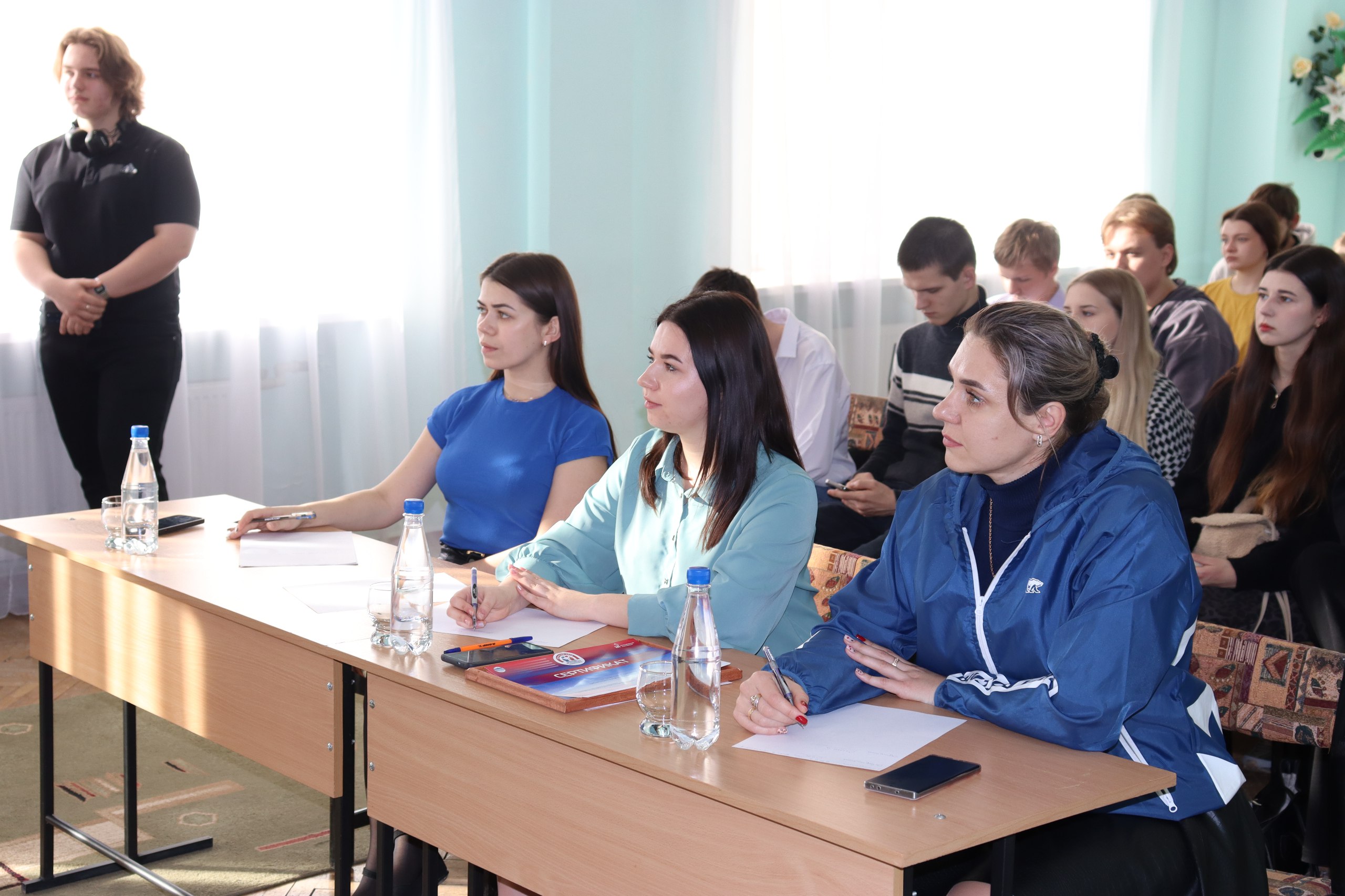 Дебаты молодежи: в Стаханове обсудили ценность высшего образования Дебаты молодежи: в Стаханове обсудили ценность высшего образования