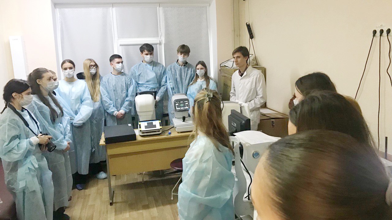 Школьники из Ровеньков посетили Луганскую больницу № 1 Школьники из Ровеньков посетили Луганскую больницу № 1