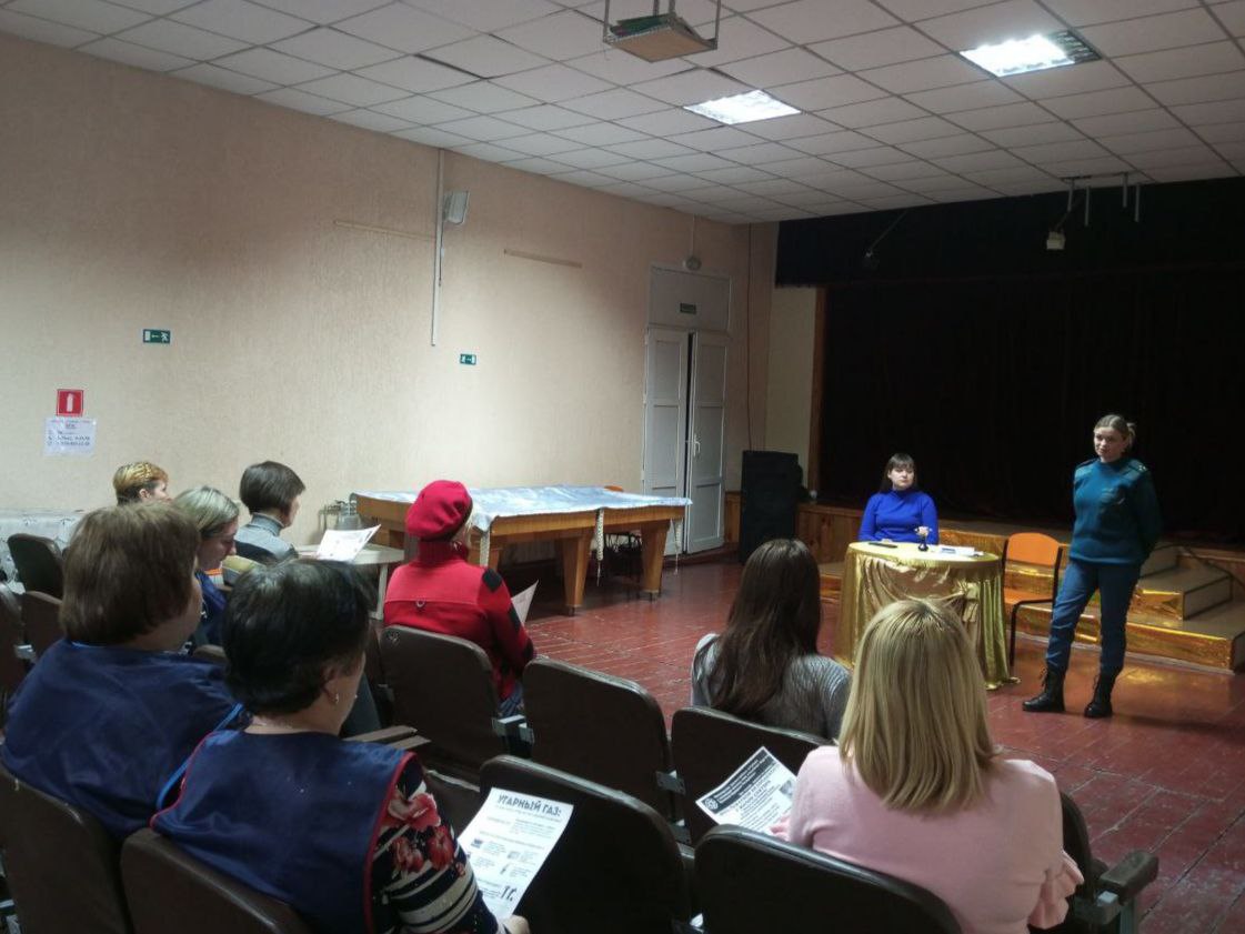 Сегодня в посёлках городского типа Пролетарский, Новодарьевка и Ясеновский сотрудниками МЧС была проведена профилактическая беседа с жителями о правилах пожарной безопасности в осенне-зимний период и профилактике недопущения...