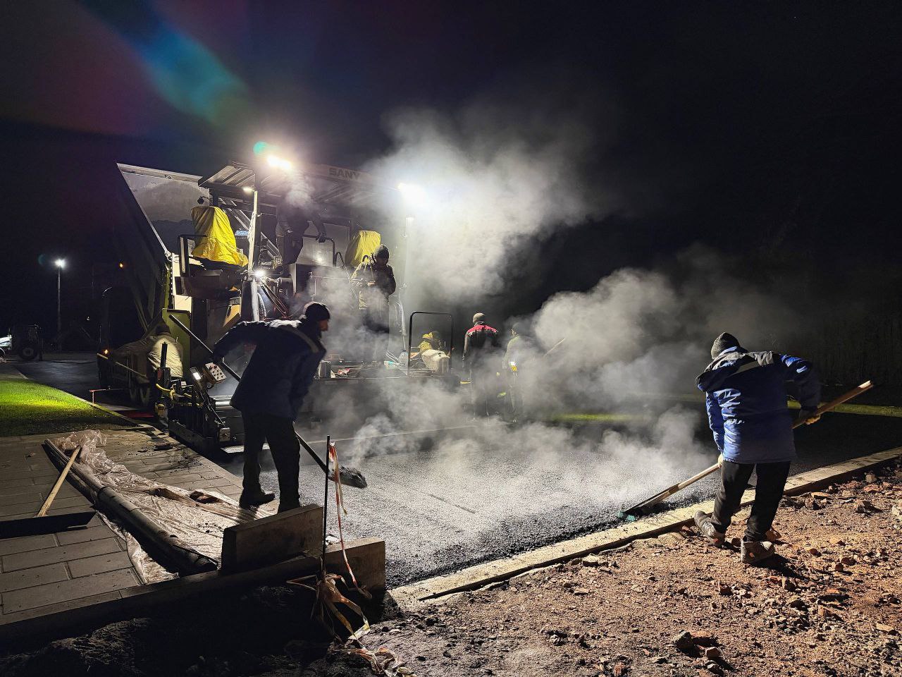 Сергей Колягин: После того, как специалисты подрядной организации завершили укладку верхнего слоя асфальтобетона на «Манеже», аналогичный вид работ и также за счет средств из муниципального бюджета был выполнен на... Сергей Колягин: После того, как специалисты подрядной организации завершили укладку верхнего слоя асфальтобетона на «Манеже», аналогичный вид работ и также за счет средств из муниципального бюджета был выполнен на...