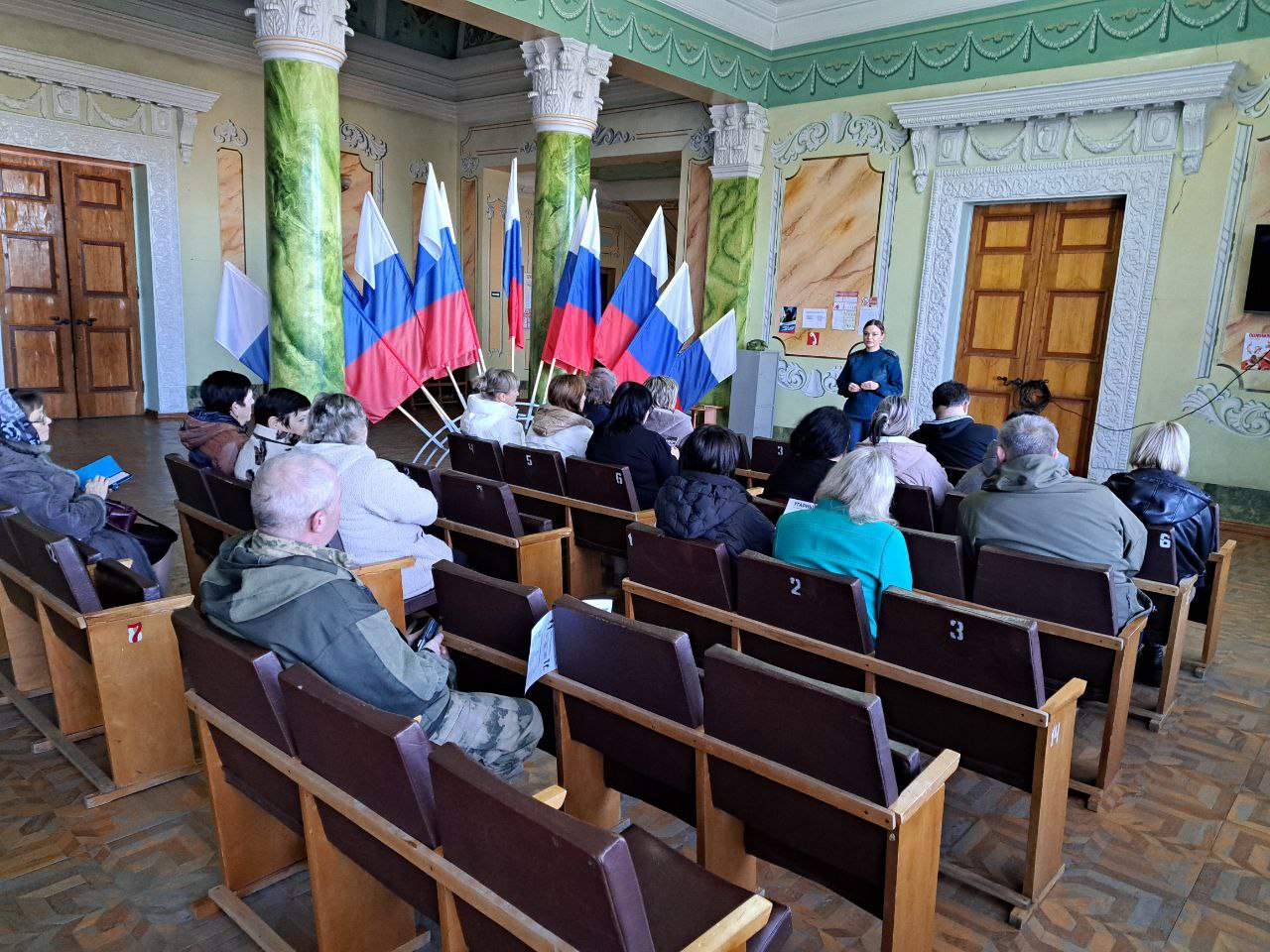 Сегодня в посёлках городского типа Пролетарский, Новодарьевка и Ясеновский сотрудниками МЧС была проведена профилактическая беседа с жителями о правилах пожарной безопасности в осенне-зимний период и профилактике недопущения... Сегодня в посёлках городского типа Пролетарский, Новодарьевка и Ясеновский сотрудниками МЧС была проведена профилактическая беседа с жителями о правилах пожарной безопасности в осенне-зимний период и профилактике недопущения...