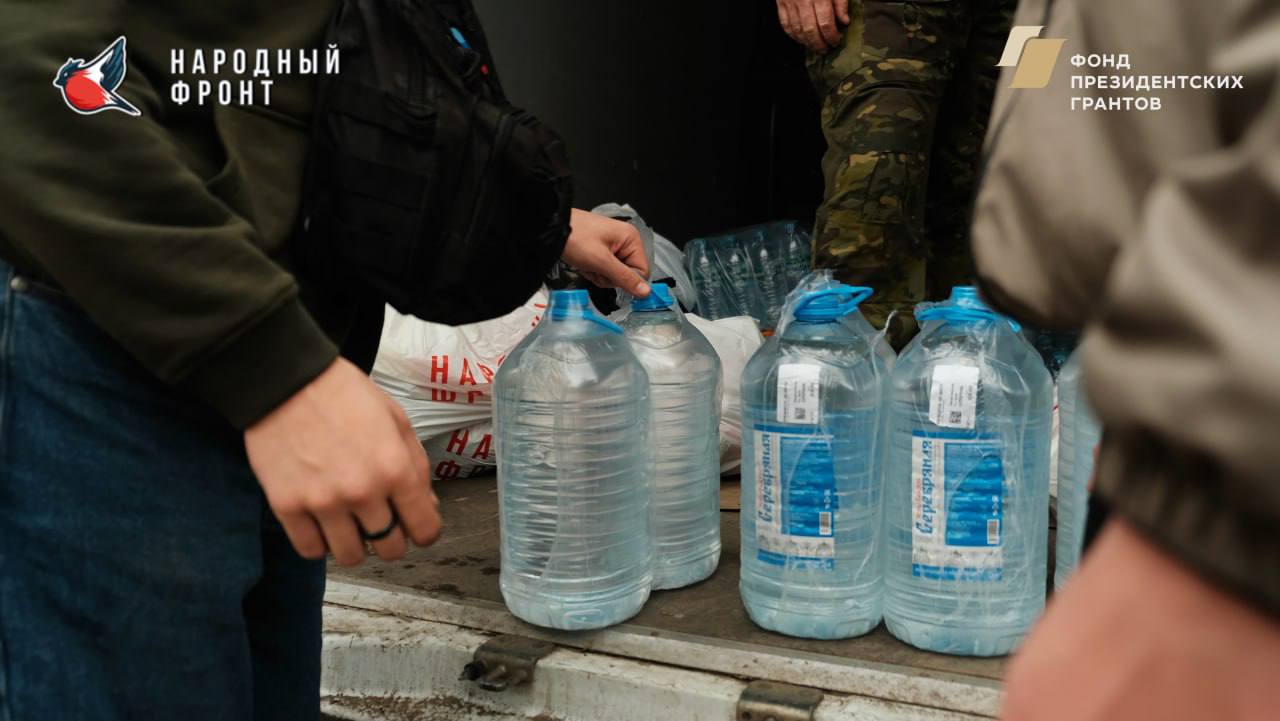 Молодёжка НФ совместно с РИК НФ ЛНР привезли воду в Красный Луч Молодёжка НФ совместно с РИК НФ ЛНР привезли воду в Красный Луч