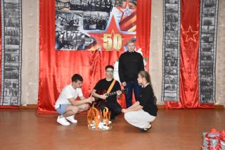 Не каждый город может похвастаться таким музеем, какой есть в Краснолучской гимназии № 1 им. Героя Советского Союза Л.Литвяк. Пятьдесят лет назад, благодаря учителю истории Валентине Ващенко и ее воспитанникам – отряду... Не каждый город может похвастаться таким музеем, какой есть в Краснолучской гимназии № 1 им. Героя Советского Союза Л.Литвяк. Пятьдесят лет назад, благодаря учителю истории Валентине Ващенко и ее воспитанникам – отряду...