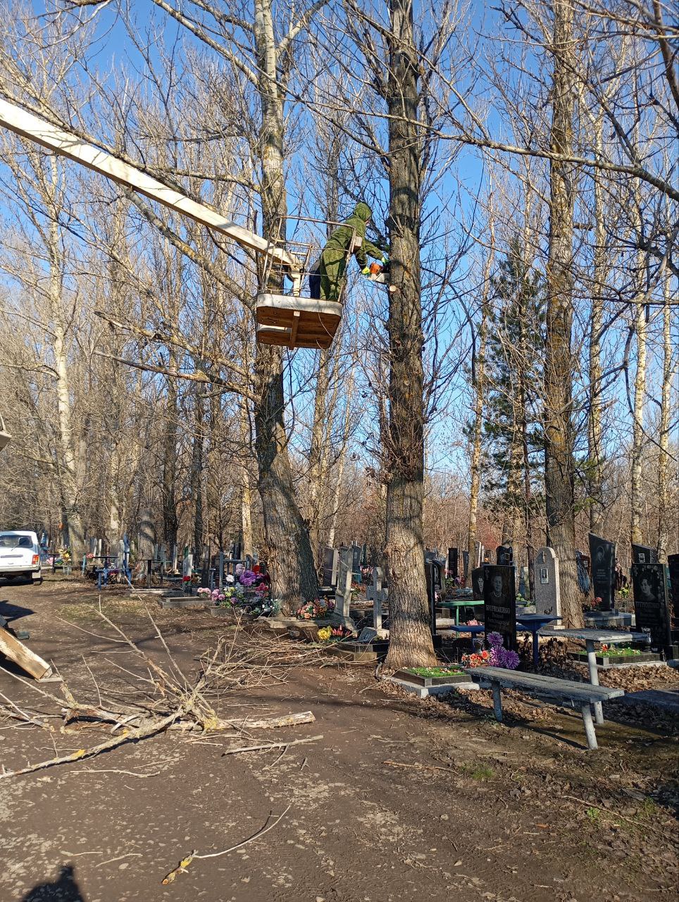 Андрей Рубанцов: В Ровеньках коммунальные службы активно работают над обеспечением безопасности и благоустройством кладбищ городского округа Андрей Рубанцов: В Ровеньках коммунальные службы активно работают над обеспечением безопасности и благоустройством кладбищ городского округа