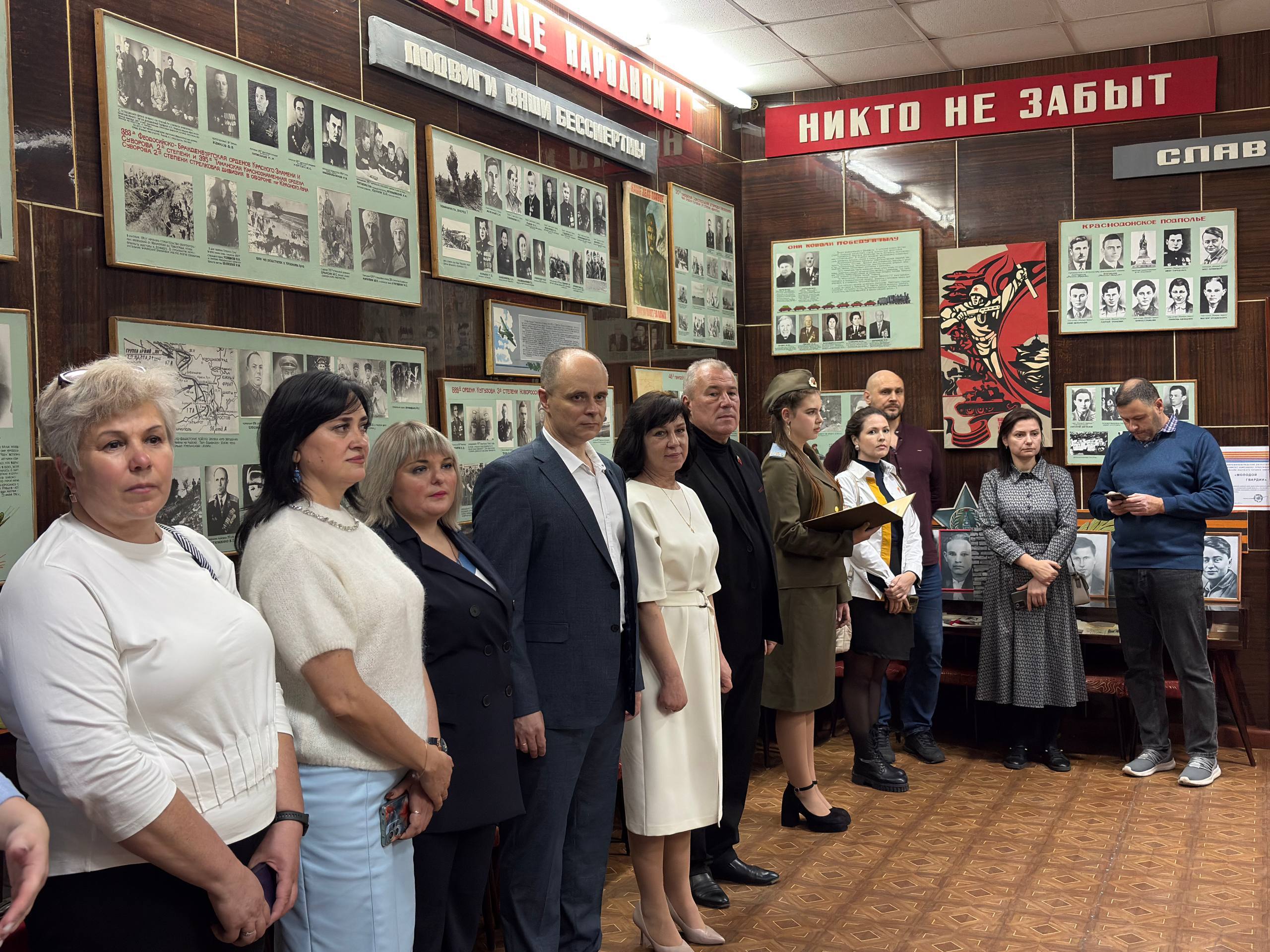 Сергей Соловьев: Сегодня в Краснолучской гимназии №1 имени Лилии Литвяк царила праздничная и торжественная атмосфера Сергей Соловьев: Сегодня в Краснолучской гимназии №1 имени Лилии Литвяк царила праздничная и торжественная атмосфера