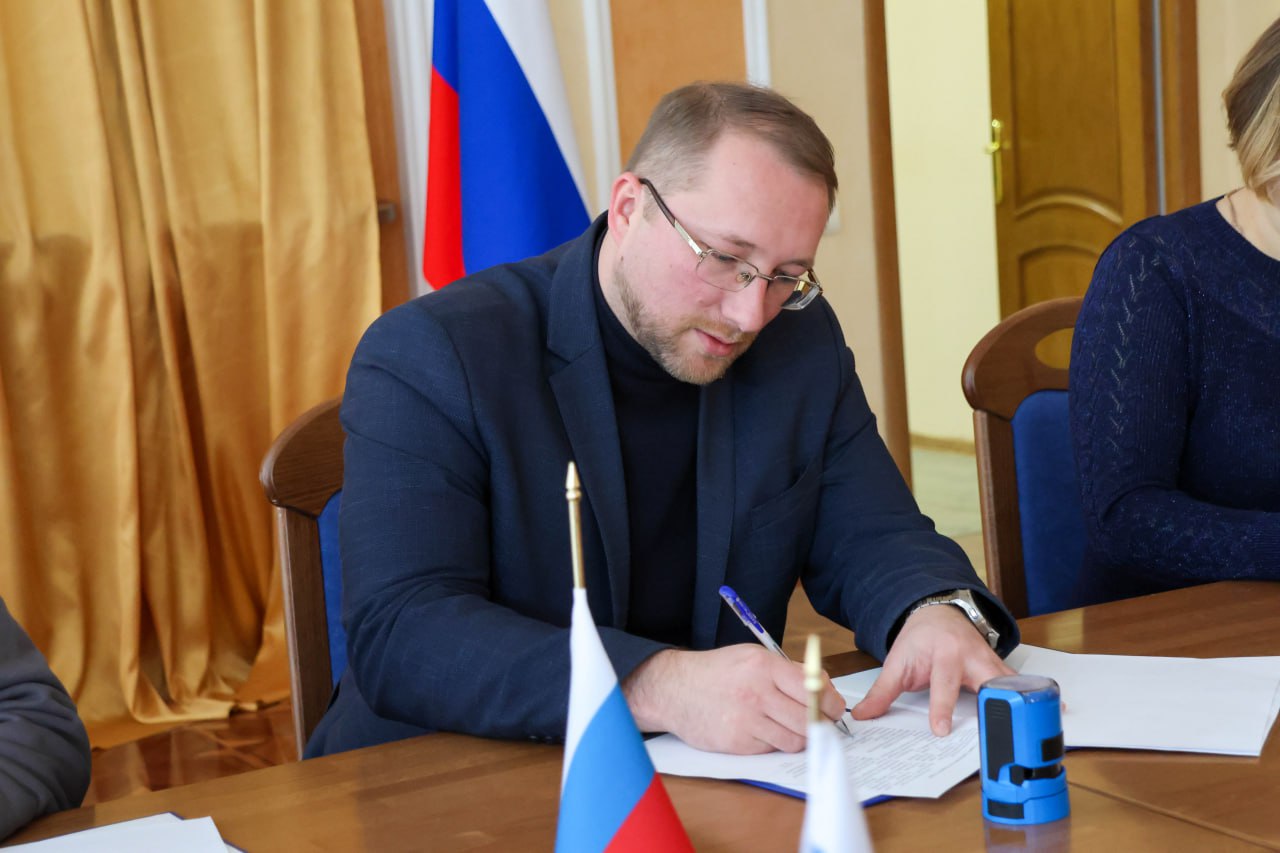 Сегодня состоялось подписание трёхстороннего соглашения между Министерством культуры ЛНР, Централизованной библиотечной системой Первомайска и победителем конкурсного отбора программы «Земский работник культуры» Сергеем... Сегодня состоялось подписание трёхстороннего соглашения между Министерством культуры ЛНР, Централизованной библиотечной системой Первомайска и победителем конкурсного отбора программы «Земский работник культуры» Сергеем...