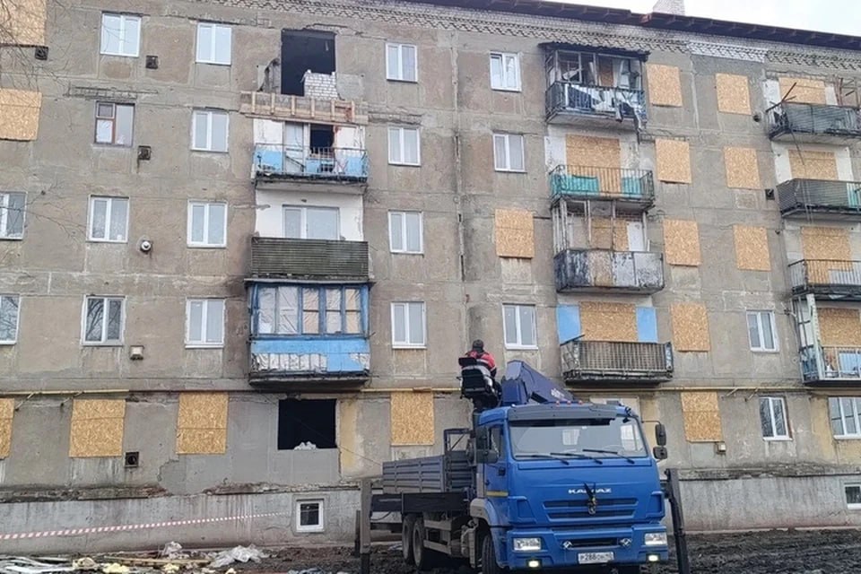 Восстановили почти на 90%: Шеф-регион продолжает ремонт многоквартирного дома в городе Золотое-5