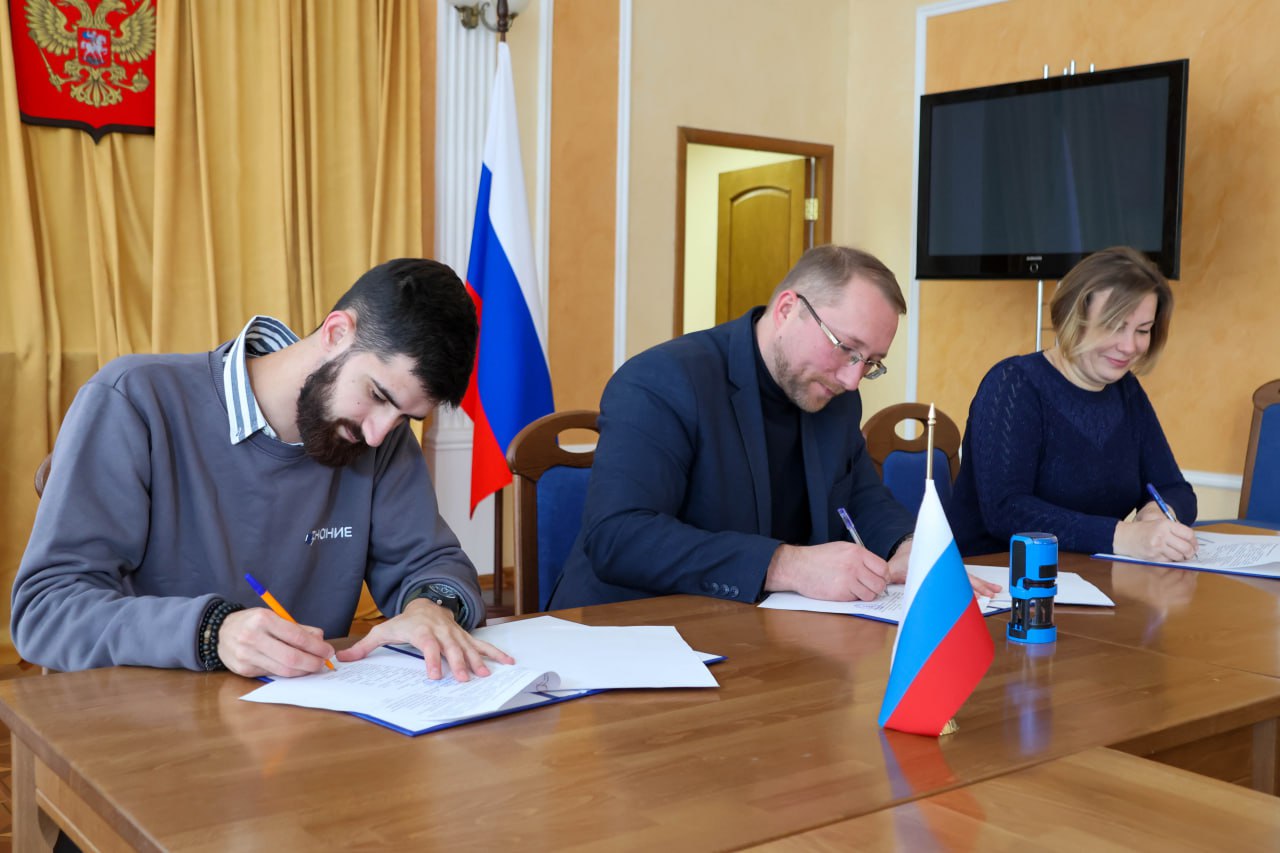 Сегодня состоялось подписание трёхстороннего соглашения между Министерством культуры ЛНР, Централизованной библиотечной системой Первомайска и победителем конкурсного отбора программы «Земский работник культуры» Сергеем... Сегодня состоялось подписание трёхстороннего соглашения между Министерством культуры ЛНР, Централизованной библиотечной системой Первомайска и победителем конкурсного отбора программы «Земский работник культуры» Сергеем...