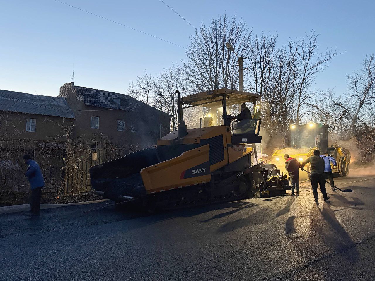 Сергей Колягин: После того, как специалисты подрядной организации завершили укладку верхнего слоя асфальтобетона на «Манеже», аналогичный вид работ и также за счет средств из муниципального бюджета был выполнен на... Сергей Колягин: После того, как специалисты подрядной организации завершили укладку верхнего слоя асфальтобетона на «Манеже», аналогичный вид работ и также за счет средств из муниципального бюджета был выполнен на...