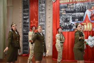 Не каждый город может похвастаться таким музеем, какой есть в Краснолучской гимназии № 1 им. Героя Советского Союза Л.Литвяк. Пятьдесят лет назад, благодаря учителю истории Валентине Ващенко и ее воспитанникам – отряду... Не каждый город может похвастаться таким музеем, какой есть в Краснолучской гимназии № 1 им. Героя Советского Союза Л.Литвяк. Пятьдесят лет назад, благодаря учителю истории Валентине Ващенко и ее воспитанникам – отряду...