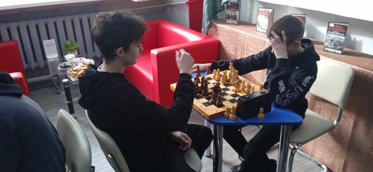 В библиотеке п. Чертково состоялся напряженный и увлекательный шахматный турнир, приуроченный к великой дате — 80-летию Победы в Великой Отечественной войне!