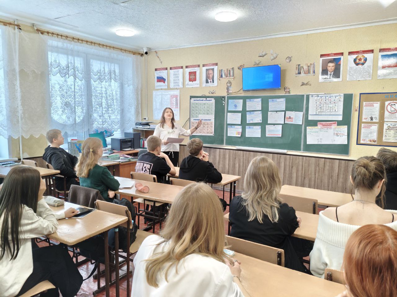 Сотрудники ГБУ ЛНР «МФЦ» в рамках проекта «Цифровая грамотность» провели лекцию для учащихся ГБОУ «Свердловская средняя школа № 5 имени героя Советского Союза Гавриила Здановича»