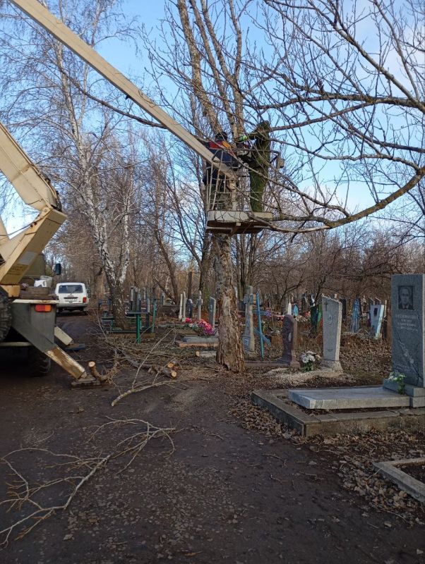 Безопасность и благоустройство кладбищ в Ровеньках: коммунальные службы в действии