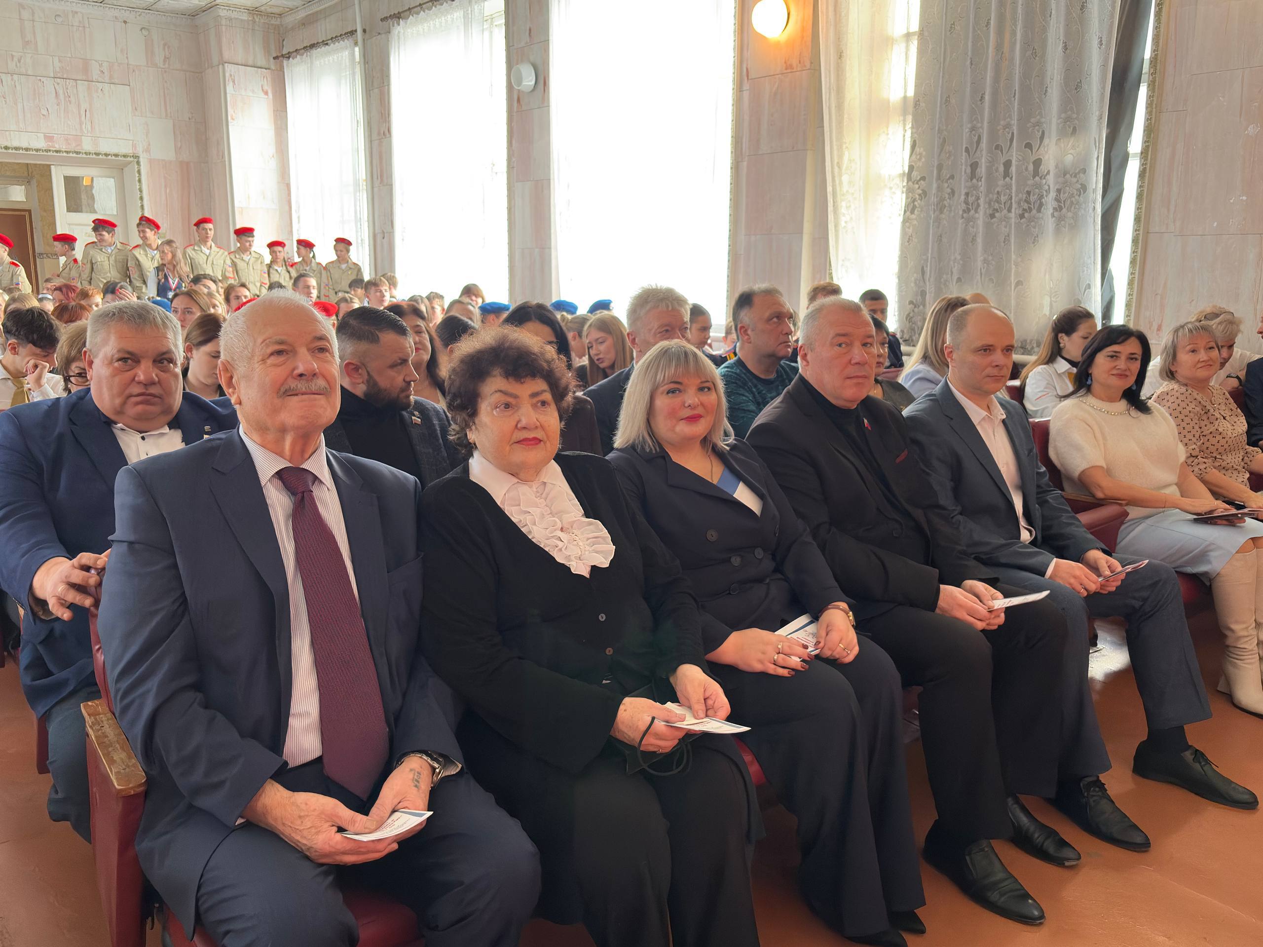 Сергей Соловьев: Сегодня в Краснолучской гимназии №1 имени Лилии Литвяк царила праздничная и торжественная атмосфера