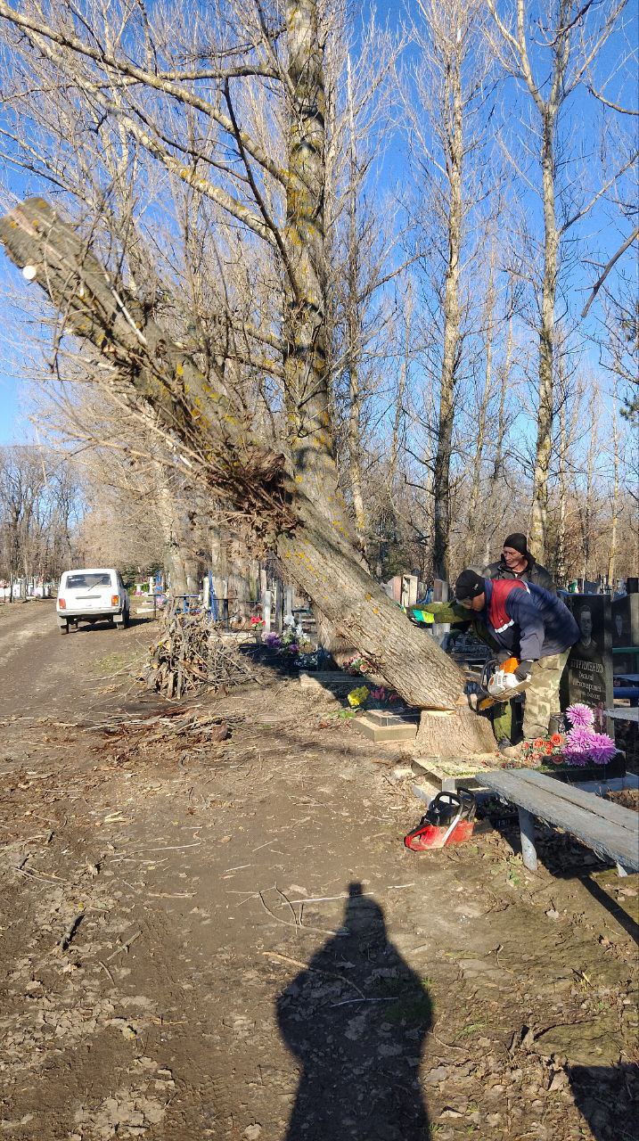 Безопасность и благоустройство кладбищ в Ровеньках: коммунальные службы в действии Безопасность и благоустройство кладбищ в Ровеньках: коммунальные службы в действии