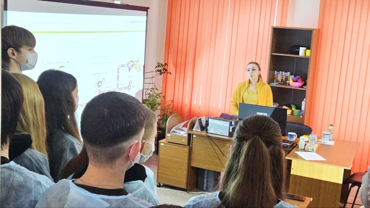 Школьники из Ровеньков посетили Луганскую больницу № 1 Школьники из Ровеньков посетили Луганскую больницу № 1