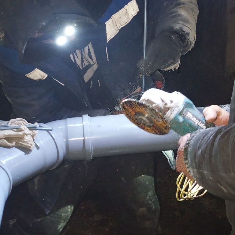 Сотрудники Краснодонского филиала Единой управляющей компании продолжают активно работать над улучшением жилого фонда на территории обслуживания Сотрудники Краснодонского филиала Единой управляющей компании продолжают активно работать над улучшением жилого фонда на территории обслуживания