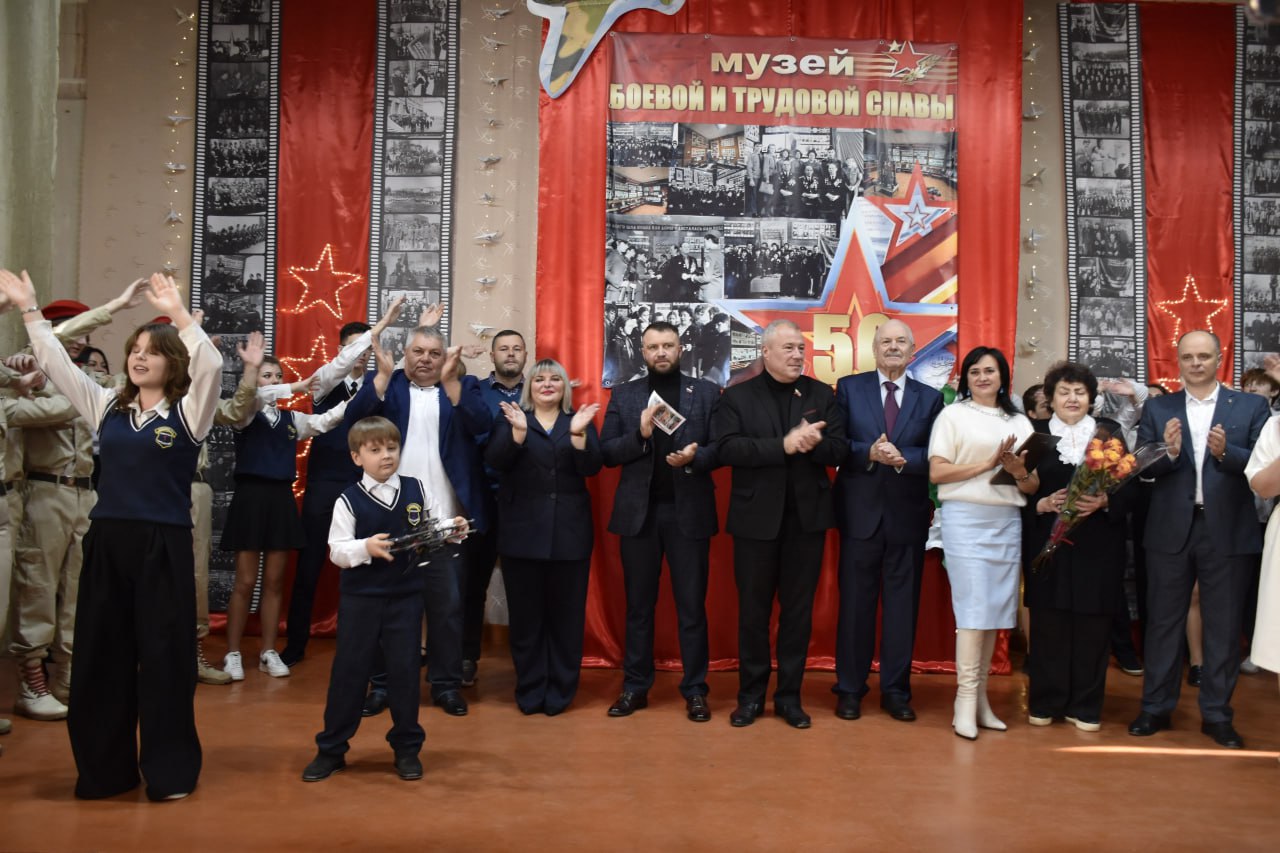 Не каждый город может похвастаться таким музеем, какой есть в Краснолучской гимназии № 1 им. Героя Советского Союза Л.Литвяк. Пятьдесят лет назад, благодаря учителю истории Валентине Ващенко и ее воспитанникам – отряду... Не каждый город может похвастаться таким музеем, какой есть в Краснолучской гимназии № 1 им. Героя Советского Союза Л.Литвяк. Пятьдесят лет назад, благодаря учителю истории Валентине Ващенко и ее воспитанникам – отряду...