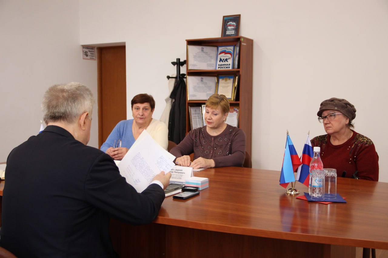 Депутат Госдумы Виктор Водолацкий провел прием граждан по личным вопросам в Луганске Депутат Госдумы Виктор Водолацкий провел прием граждан по личным вопросам в Луганске