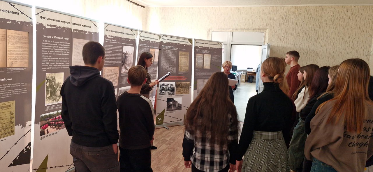 В Славяносербской центральной библиотеке состоялась презентация выставки «Без срока давности» В Славяносербской центральной библиотеке состоялась презентация выставки «Без срока давности»