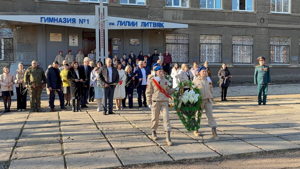 Сергей Соловьев: Сегодня в Краснолучской гимназии №1 имени Лилии Литвяк царила праздничная и торжественная атмосфера Сергей Соловьев: Сегодня в Краснолучской гимназии №1 имени Лилии Литвяк царила праздничная и торжественная атмосфера