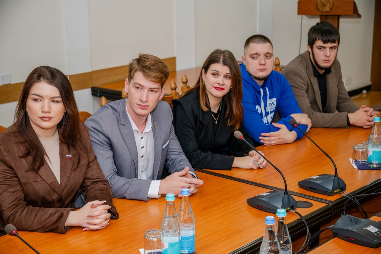 Леонид Пасечник: Вручил награды победителям третьего конкурса «Новая республика – руками молодежи» Леонид Пасечник: Вручил награды победителям третьего конкурса «Новая республика – руками молодежи»