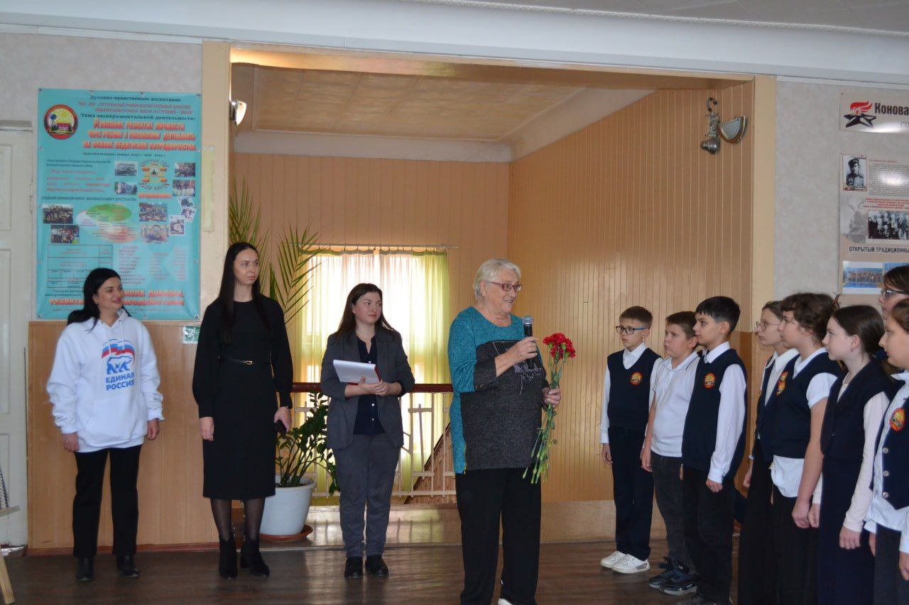 Алёна Лумеровская: Вместе с представителями Лутугинского местного отделения партии «Единая Россия» мы посетили Лутугинскую среднюю школу №1 и передали портрет нашего земляка, погибшего участника СВО Антона Федоренко Алёна Лумеровская: Вместе с представителями Лутугинского местного отделения партии «Единая Россия» мы посетили Лутугинскую среднюю школу №1 и передали портрет нашего земляка, погибшего участника СВО Антона Федоренко