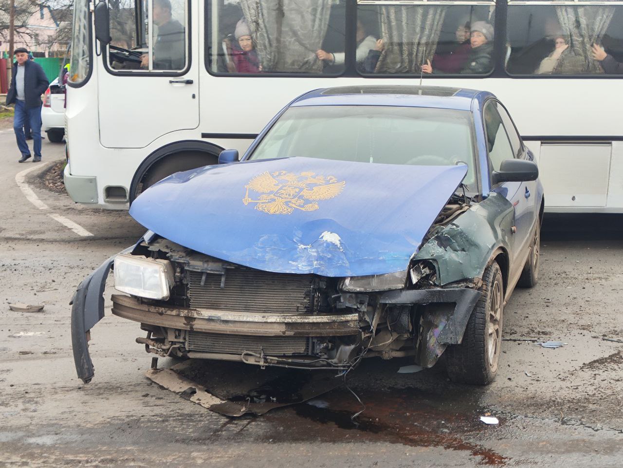 В Свердловске в автомобиль скорой, следовавшей по вызову, влетела легковушка В Свердловске в автомобиль скорой, следовавшей по вызову, влетела легковушка