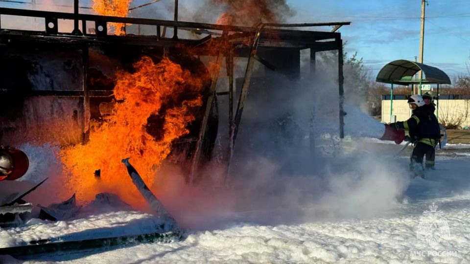 Сотрудники МЧС России потушили пожар на АЗС в Сватово после атаки вражеского БПЛА Сотрудники МЧС России потушили пожар на АЗС в Сватово после атаки вражеского БПЛА