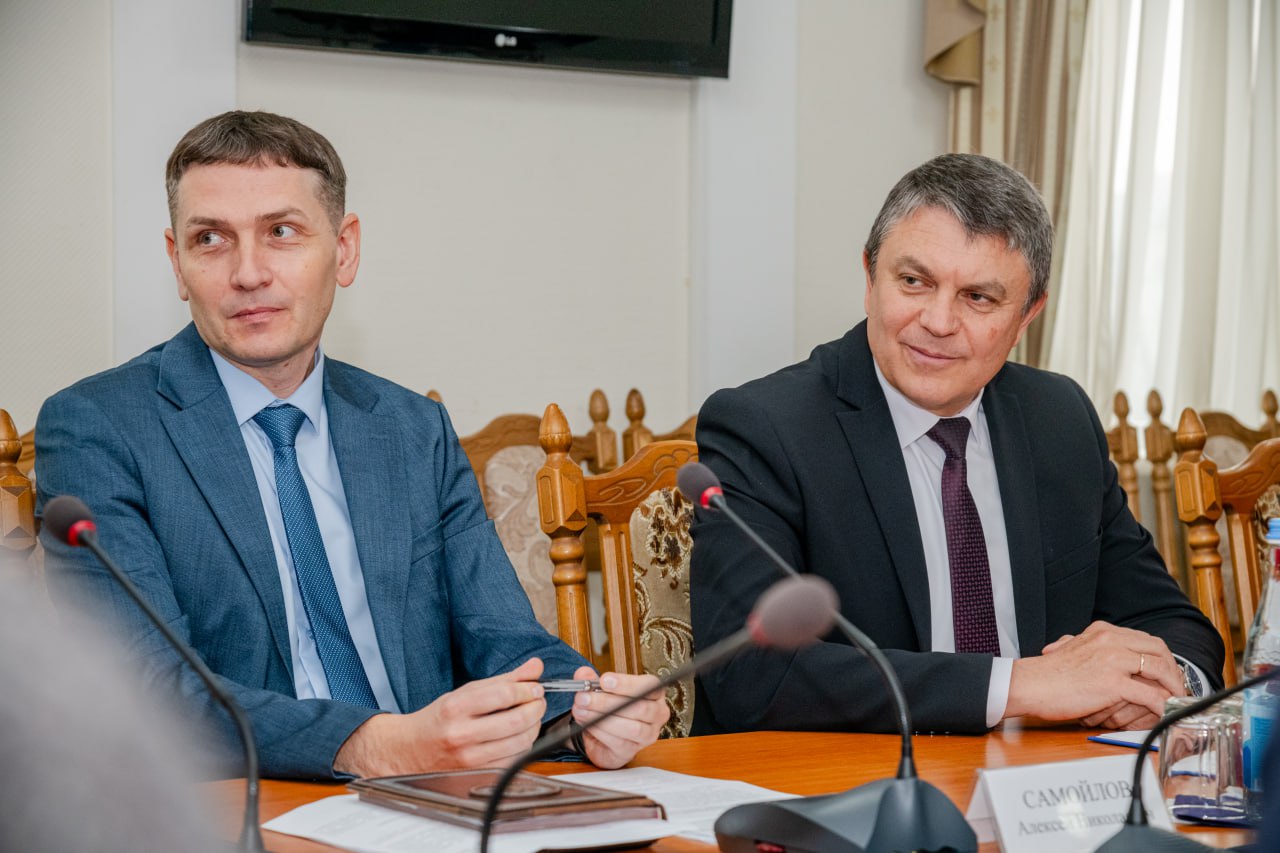 Леонид Пасечник наградил авторов лучших проектов третьего конкурса «Новая республика — руками молодежи» Леонид Пасечник наградил авторов лучших проектов третьего конкурса «Новая республика — руками молодежи»